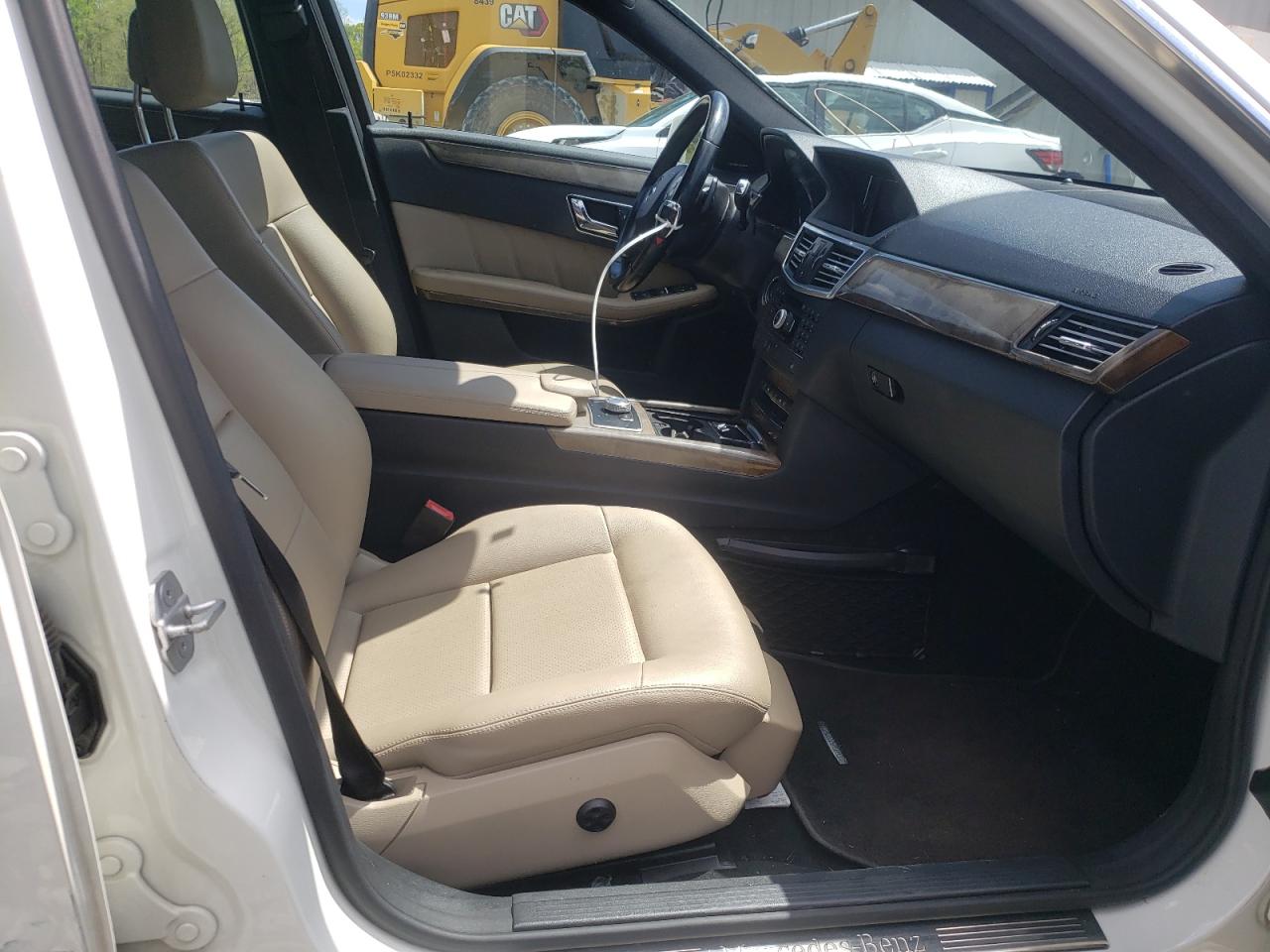 Photo 5 from auction – 2010 MERCEDES-BENZ E 350 with VIN WDDHF5GB3AA098576