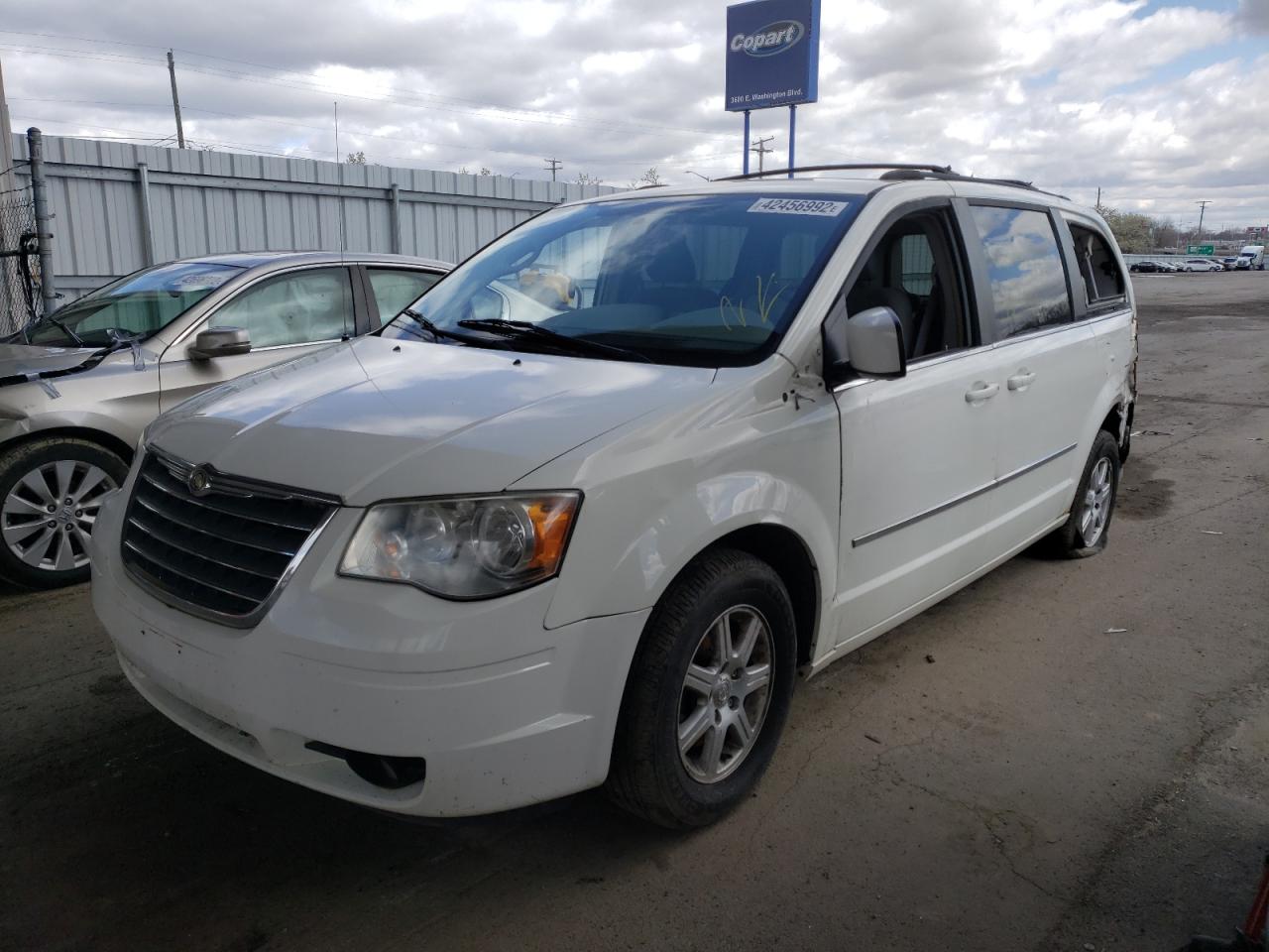 Photo 2 from auction – 2010 CHRYSLER TOWN & COU with VIN 2A4RR5D14AR164396
