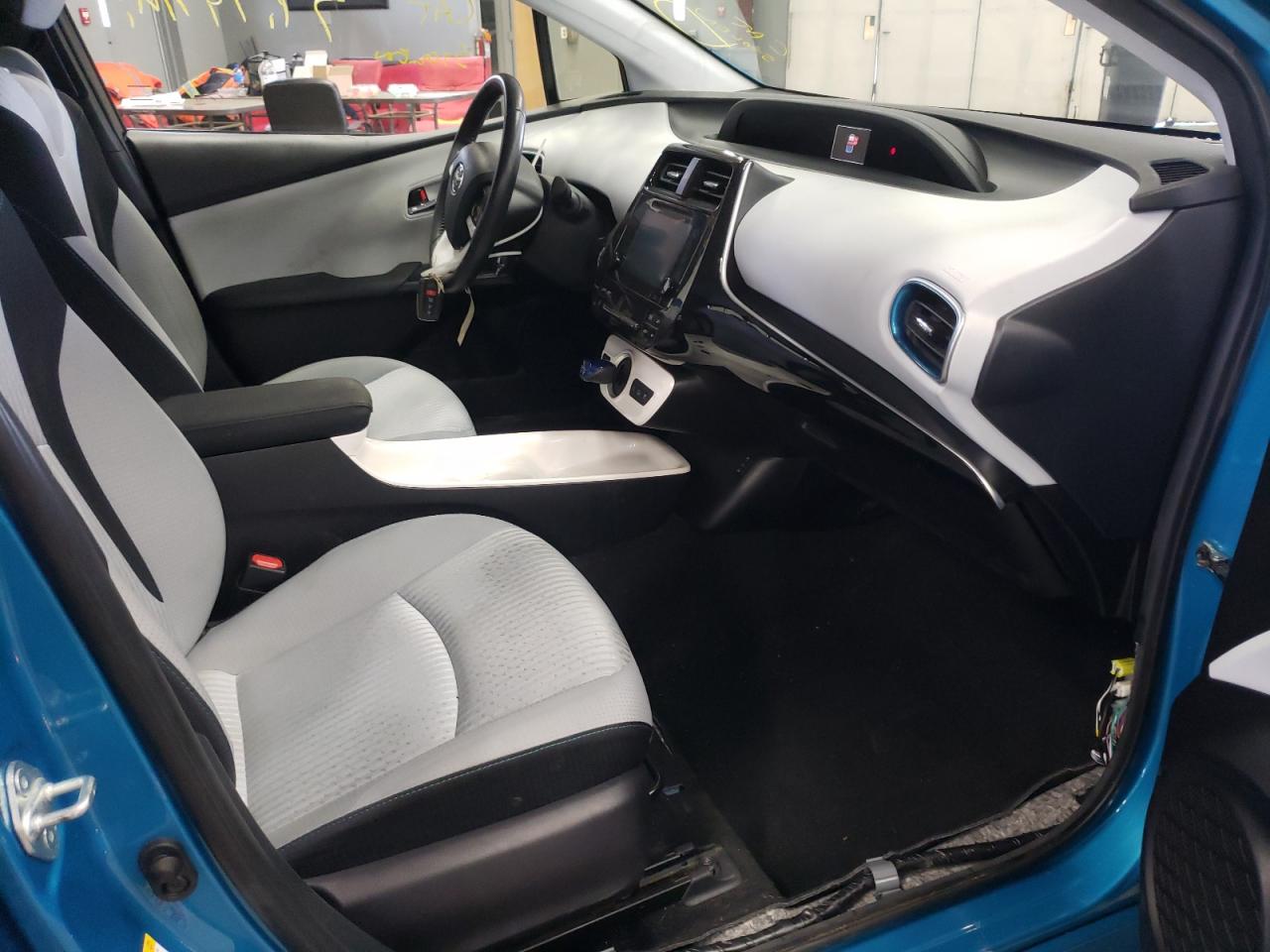 Photo 5 from auction – 2017 TOYOTA PRIUS PRIM with VIN JTDKARFP7H3032985