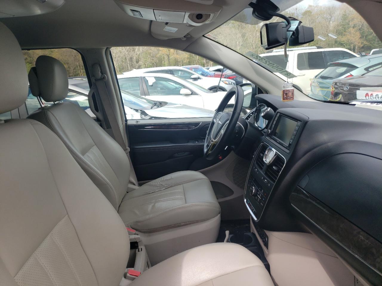 Photo 5 from auction – 2012 CHRYSLER TOWN & COU with VIN 2C4RC1CG4CR120942