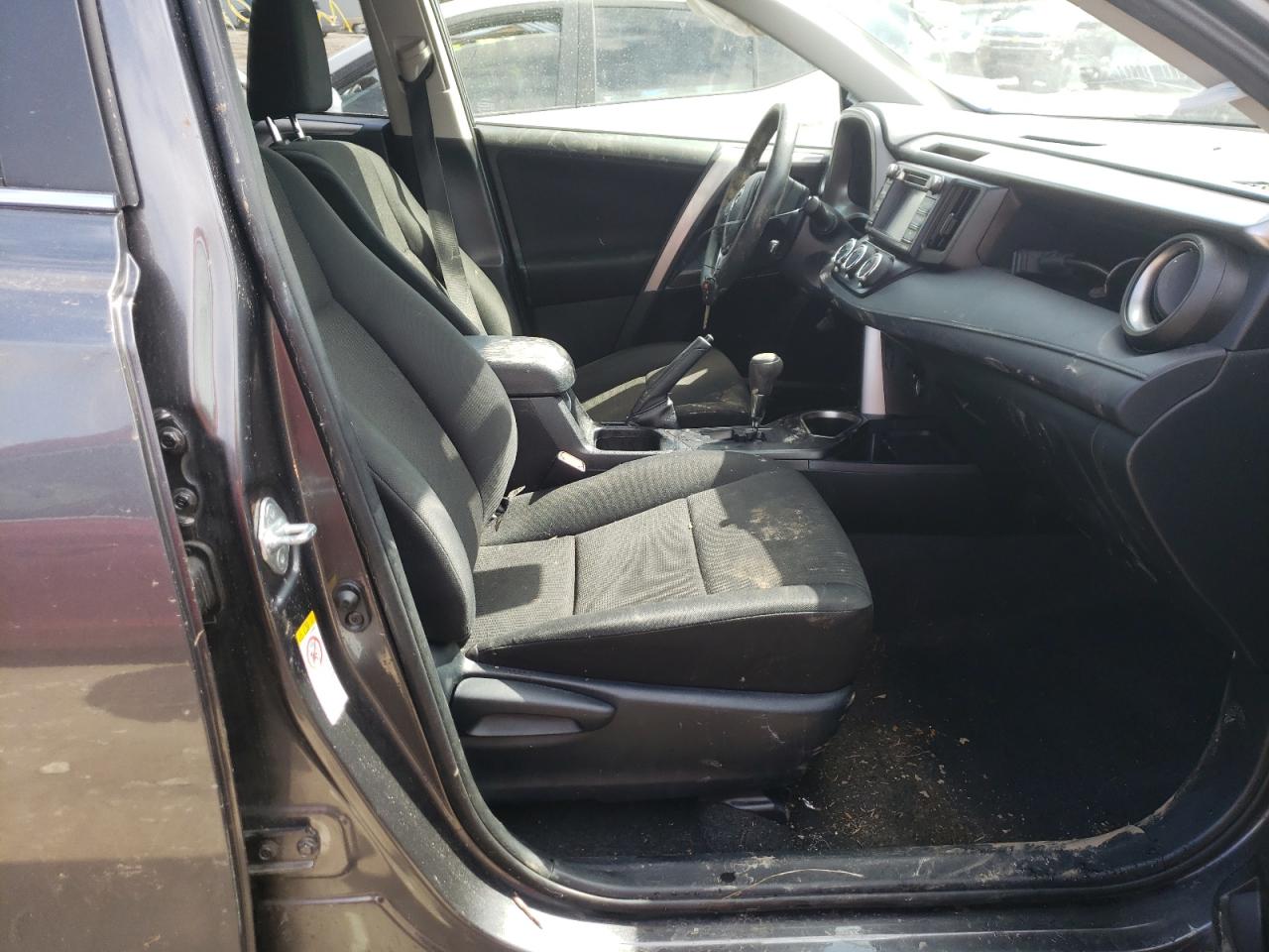 Photo 5 from auction – 2018 TOYOTA RAV4 LE with VIN JTMZFREV2JJ180740