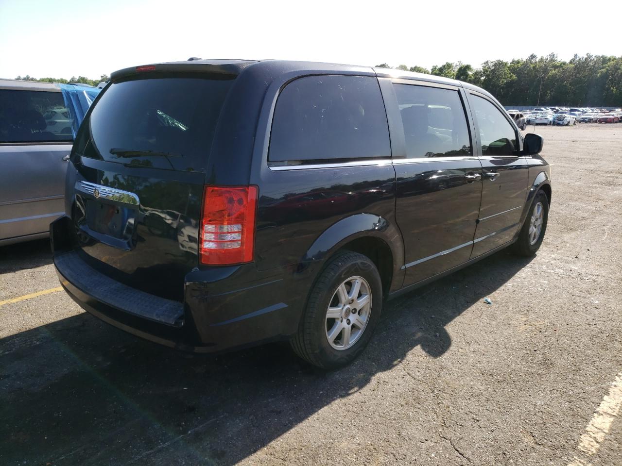 Photo 4 from auction – 2010 CHRYSLER TOWN & COU with VIN 2A4RR2D10AR415333