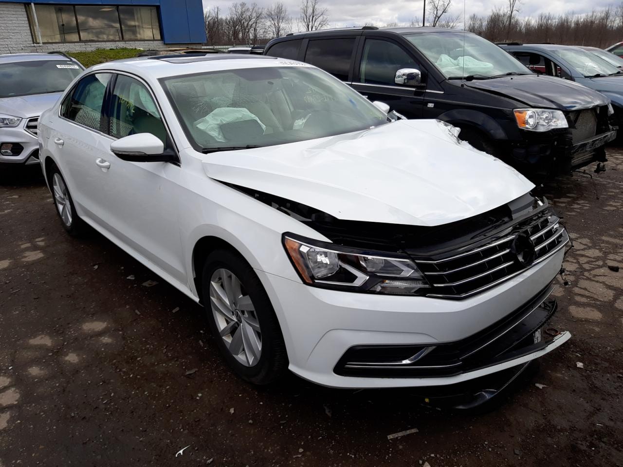 VOLKSWAGEN PASSAT SE 2018 with VIN 1VWBA7A39JC028982 - Photo from auction