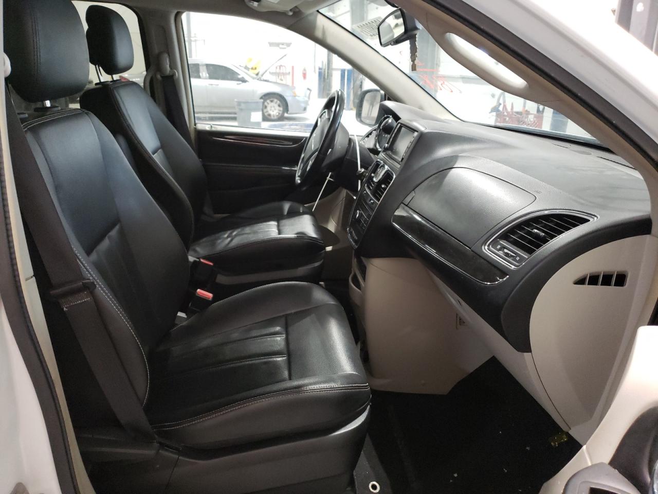 Photo 5 from auction – 2016 CHRYSLER TOWN & COU with VIN 2C4RC1BG6GR157806