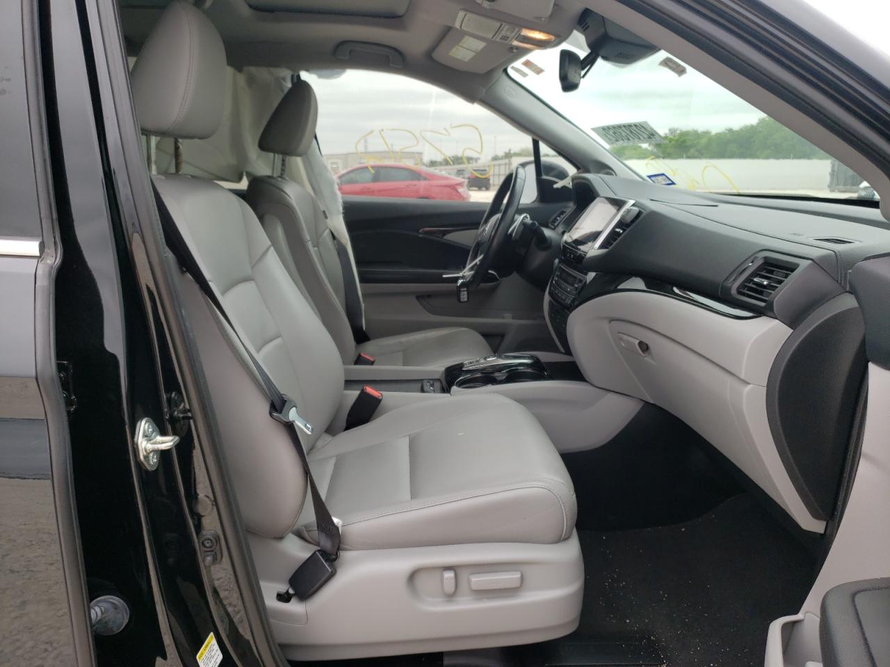 Photo 5 from auction – 2016 HONDA PILOT TOUR with VIN 5FNYF5H90GB002862