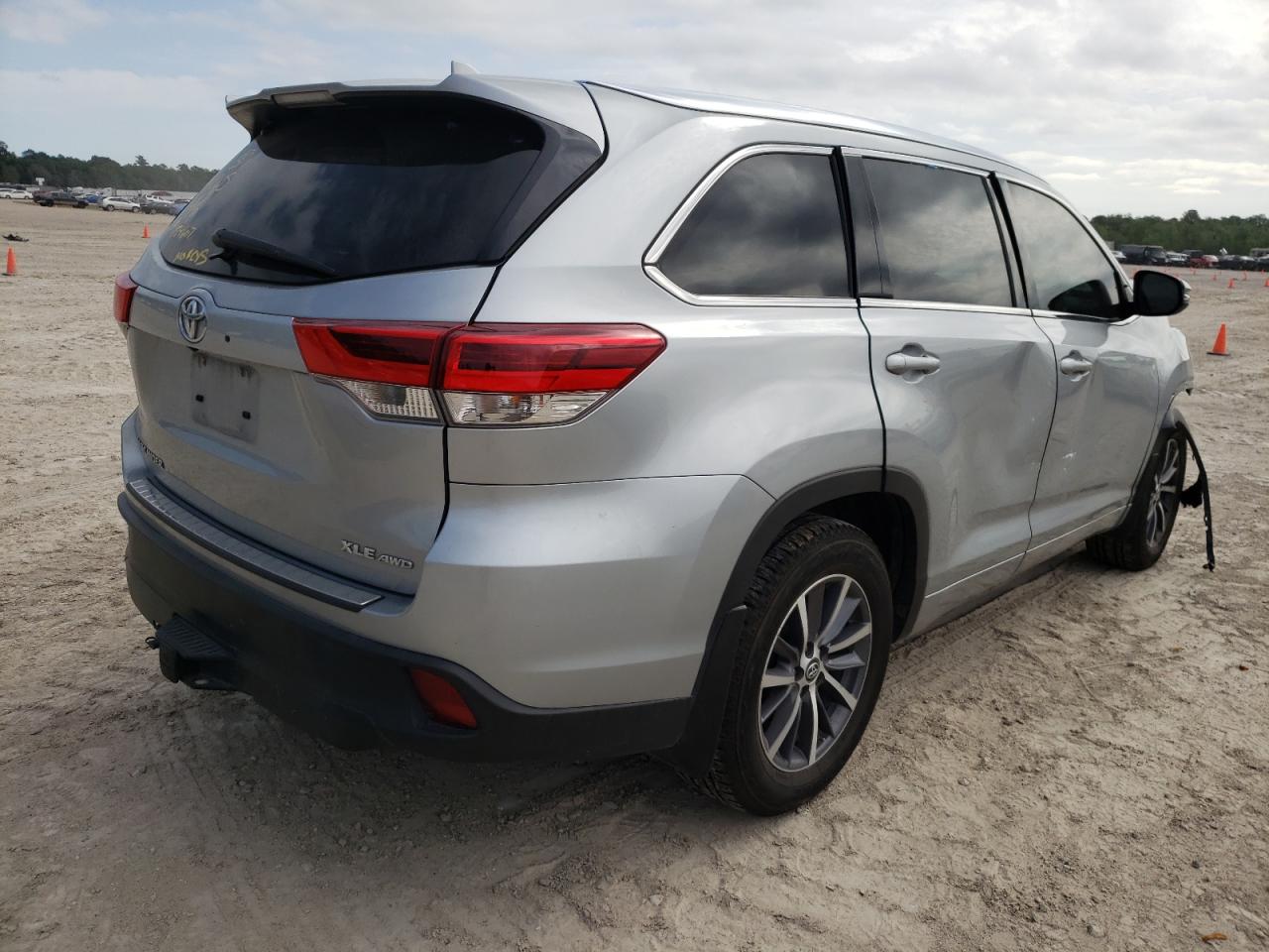 Photo 4 from auction – 2018 TOYOTA HIGHLANDER with VIN 5TDJZRFHXJS538425