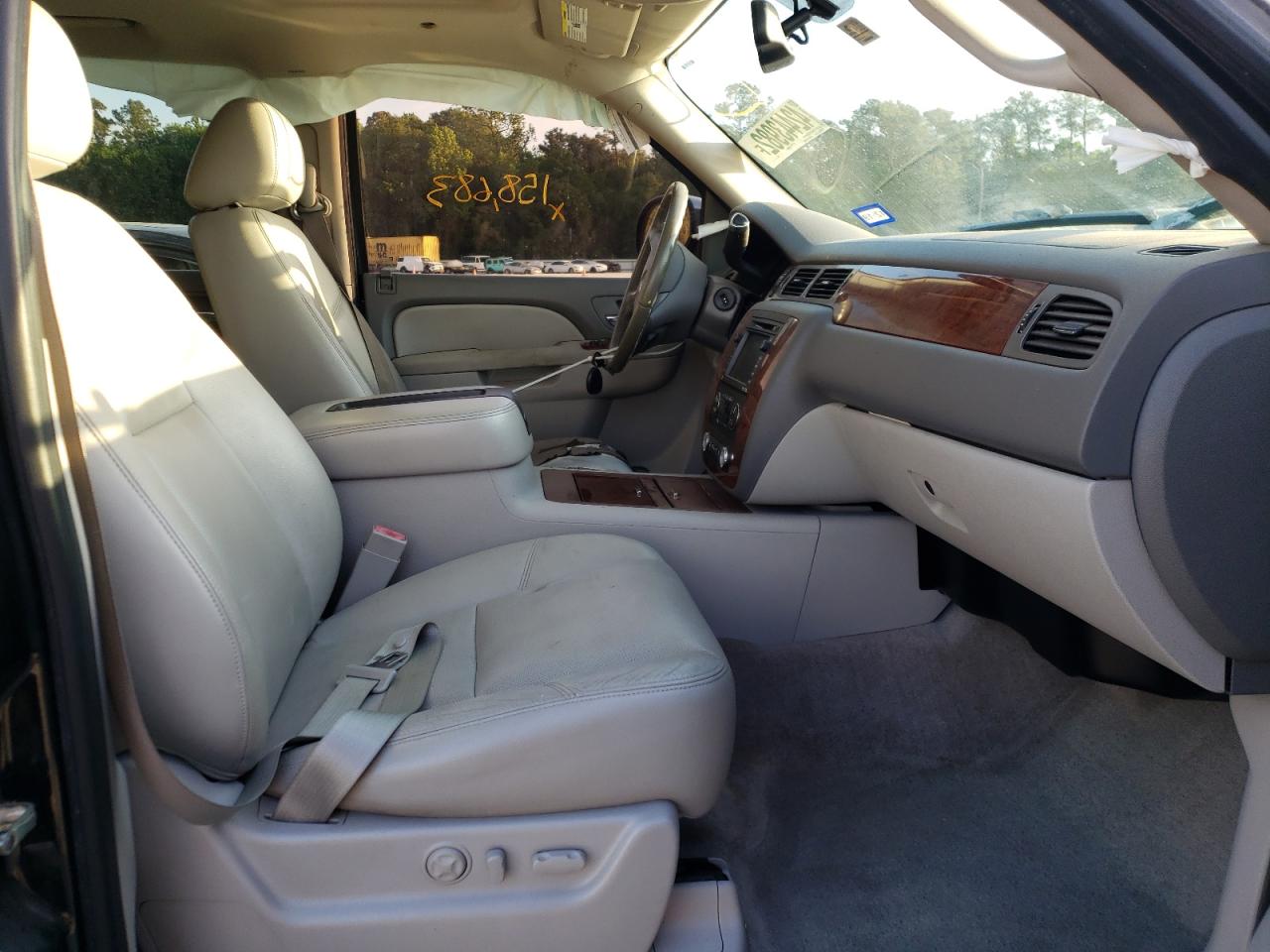 Photo 5 from auction – 2011 CHEVROLET TAHOE with VIN 1GNSKCE09BR137926