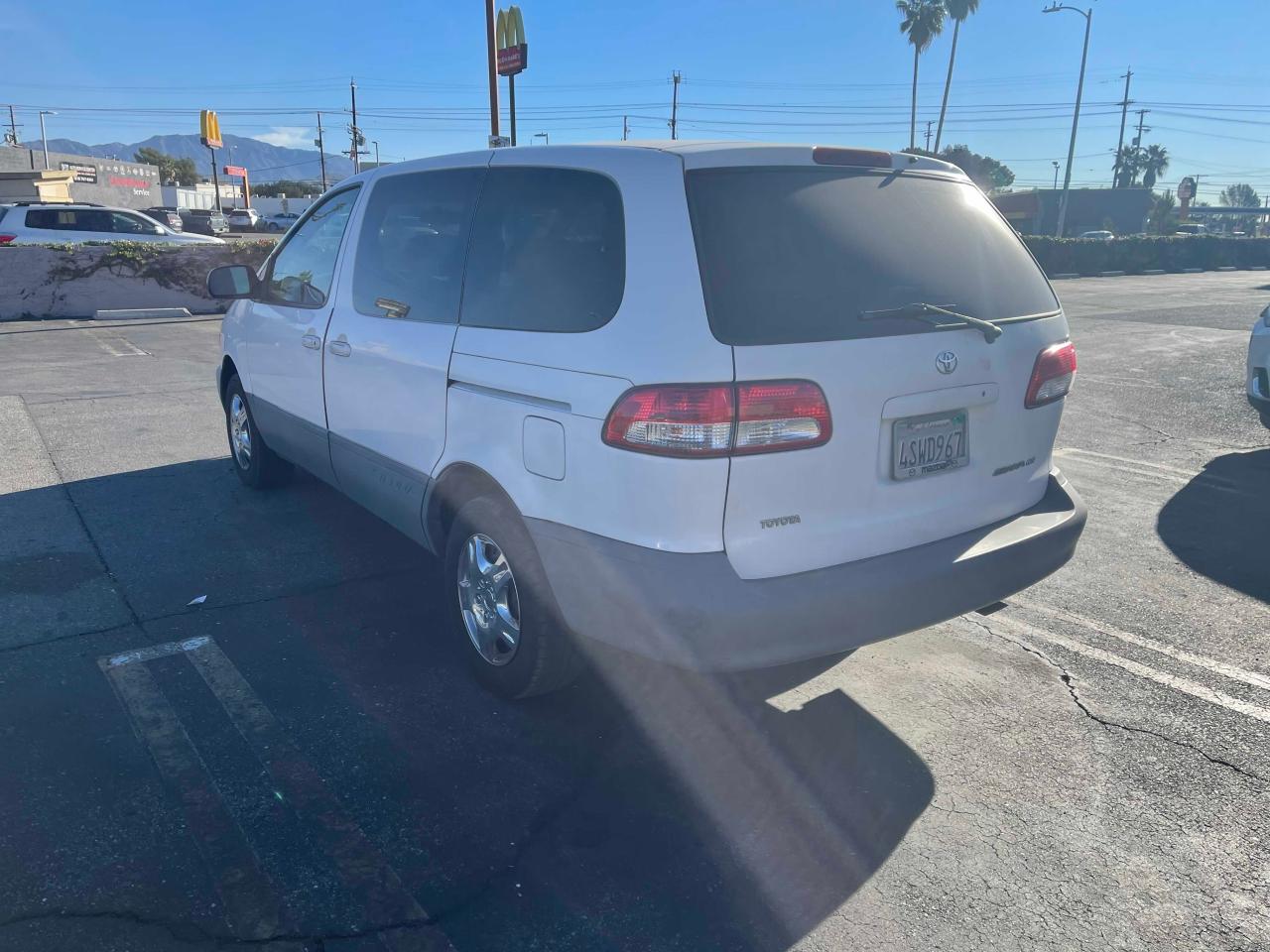 Photo 4 from auction – 2001 TOYOTA SIENNA CE with VIN 4T3ZF19C21U392565