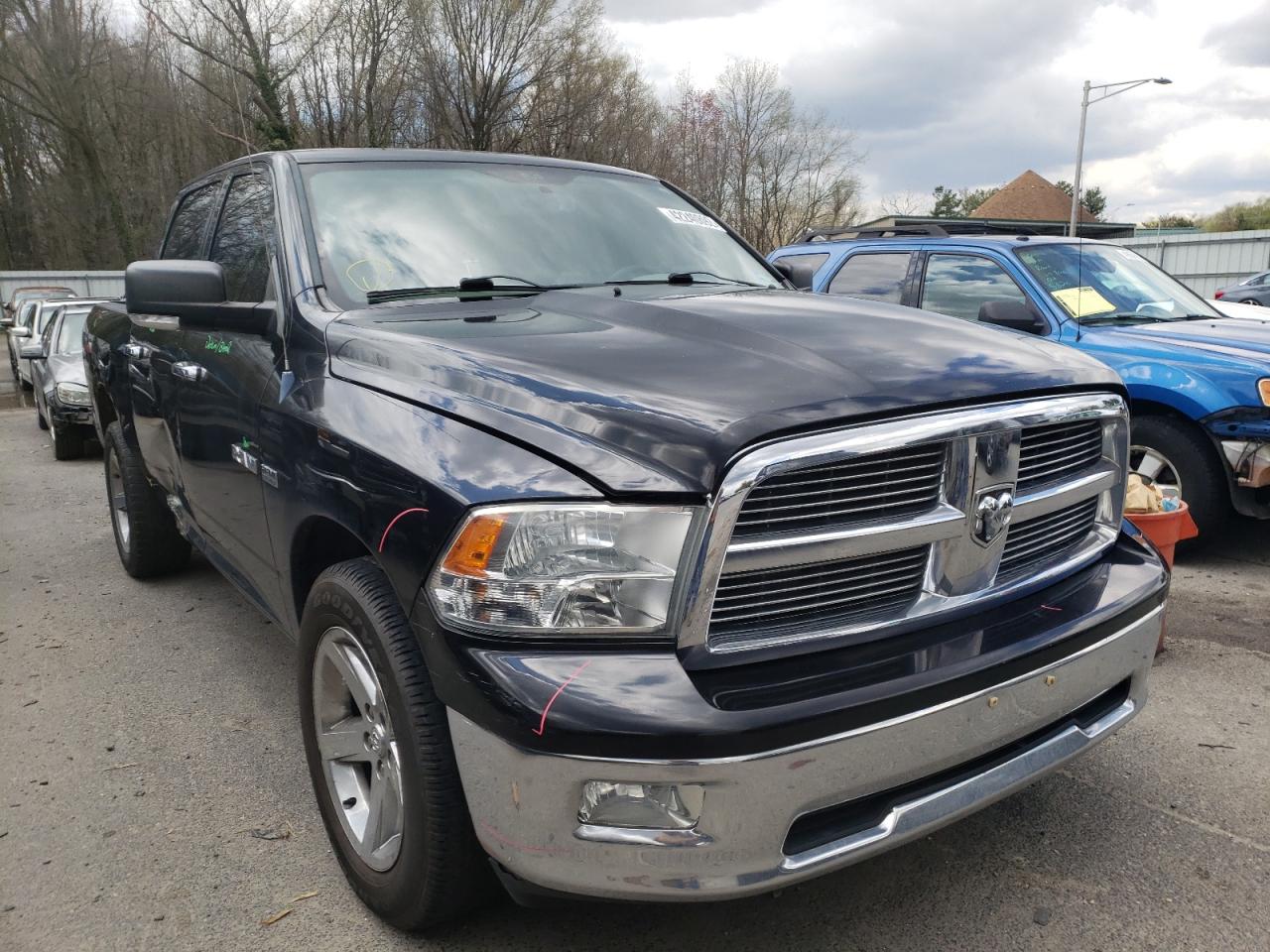 DODGE RAM 1500 2010 مع رقم تعريف المركبة 1D7RV1CT6AS240802 - صورة من المزاد