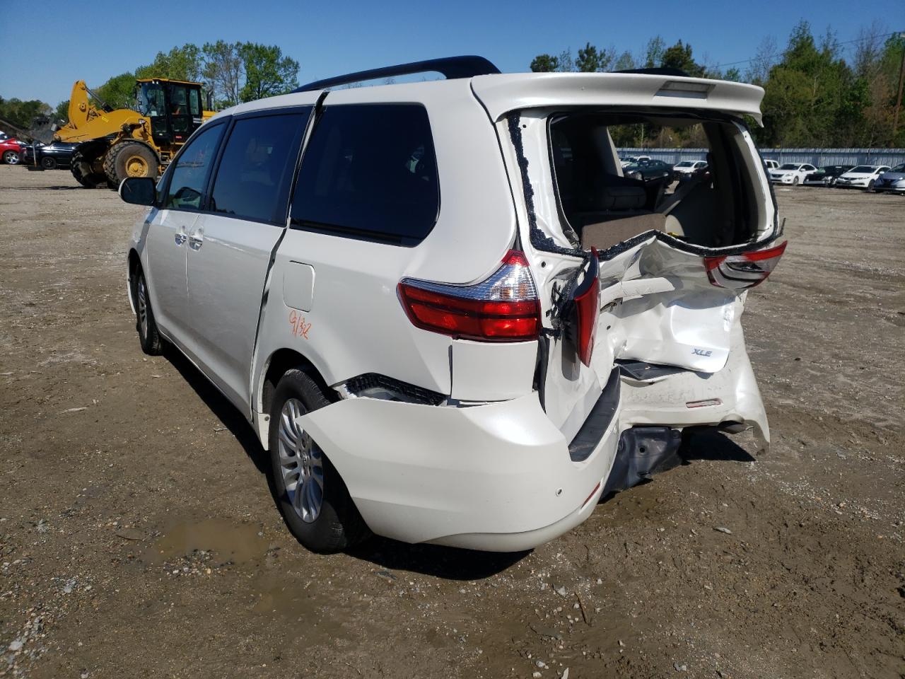 Photo 3 from auction – 2017 TOYOTA SIENNA XLE with VIN 5TDYZ3DC6HS808988
