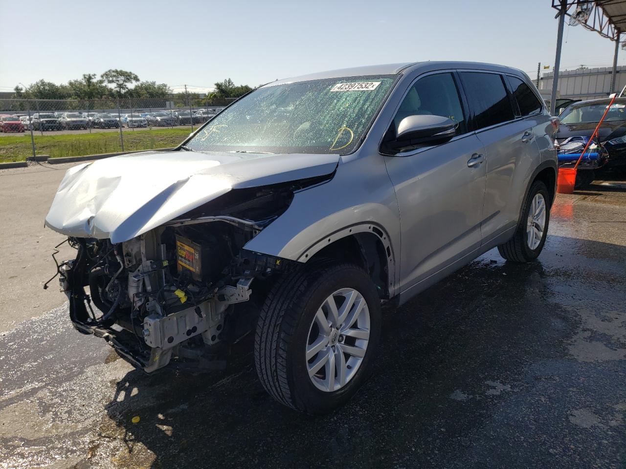 Photo 2 from auction – 2015 TOYOTA HIGHLANDER with VIN 5TDZARFH2FS010217