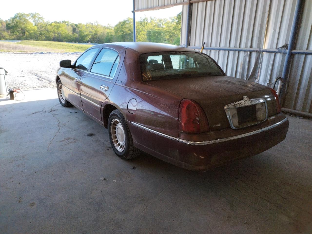Photo 3 from auction – 2000 LINCOLN TOWN CAR E with VIN 1LNHM81W8YY794702