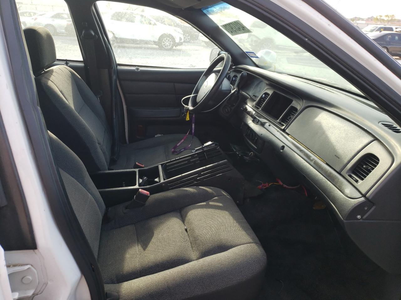 Photo 19 from auction – 2005 FORD CROWN VICT with VIN 2FAFP71W85X123562