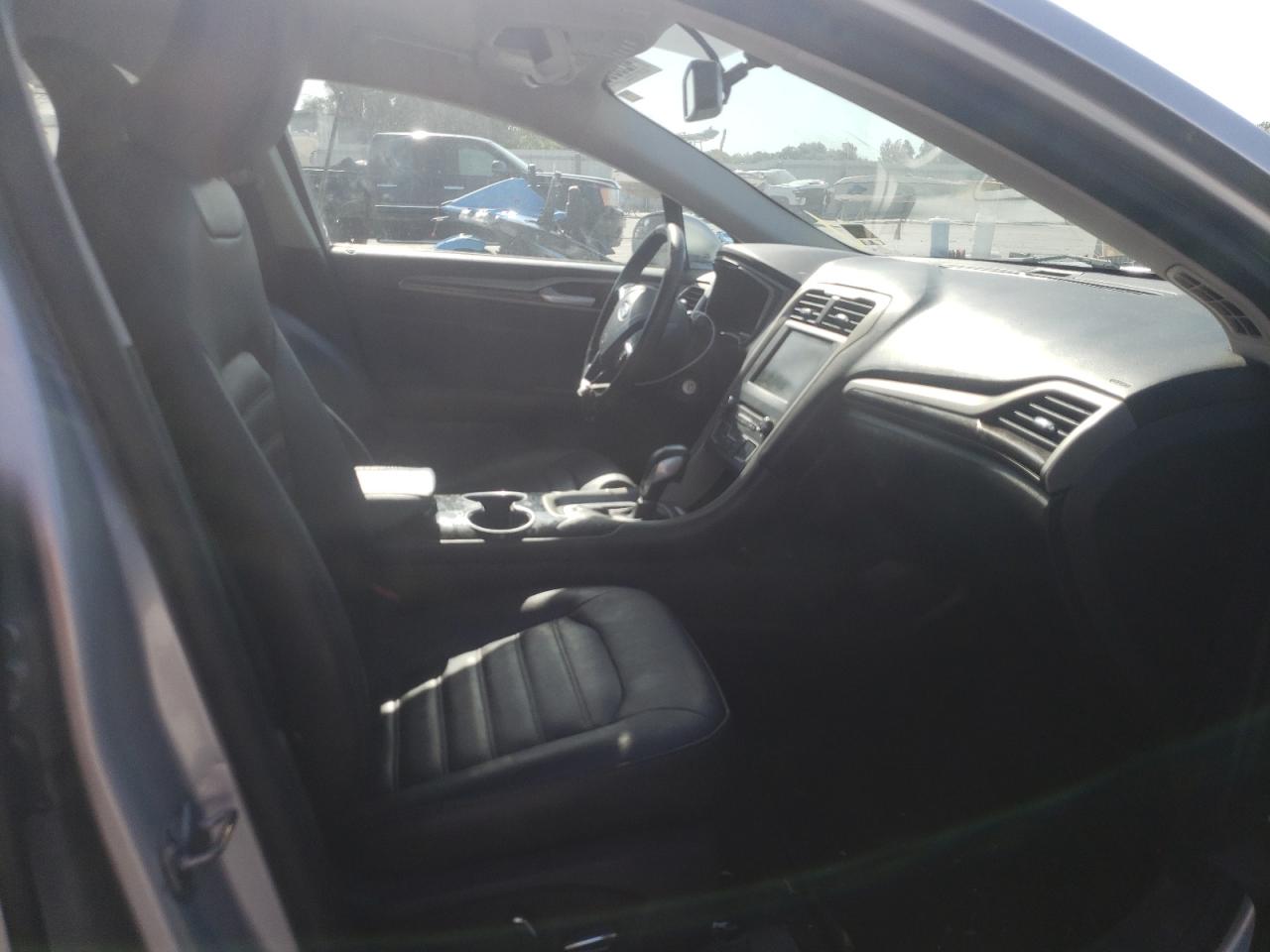 Photo 5 from auction – 2016 FORD FUSION SE with VIN 3FA6P0PU1GR123112