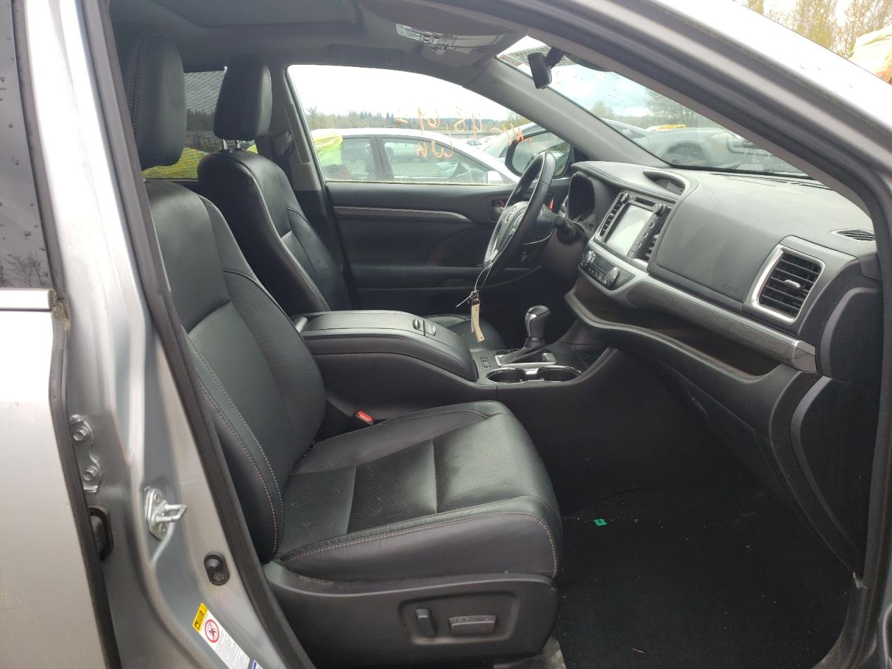 Photo 5 from auction – 2018 TOYOTA HIGHLANDER with VIN 5TDDZRFH5JS804334