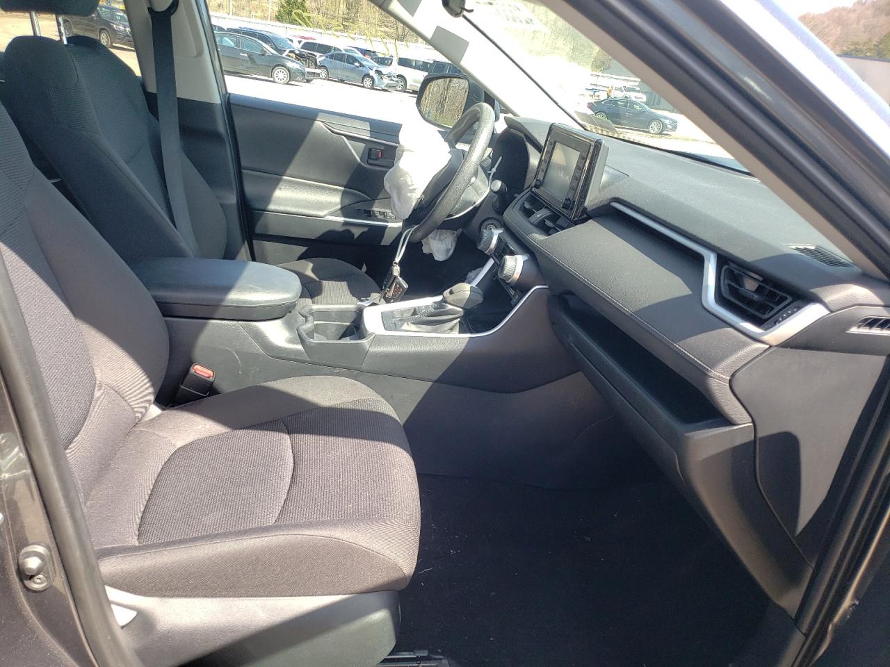 Photo 5 from auction – 2019 TOYOTA RAV4 LE with VIN 2T3F1RFVXKC046319