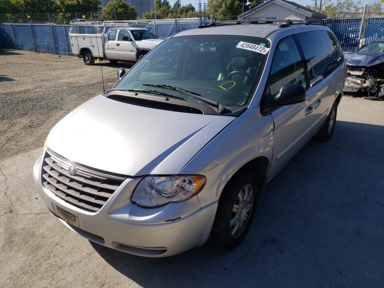 Photo 2 from auction – 2005 CHRYSLER TOWN & COU with VIN 2C4GP54L85R204098