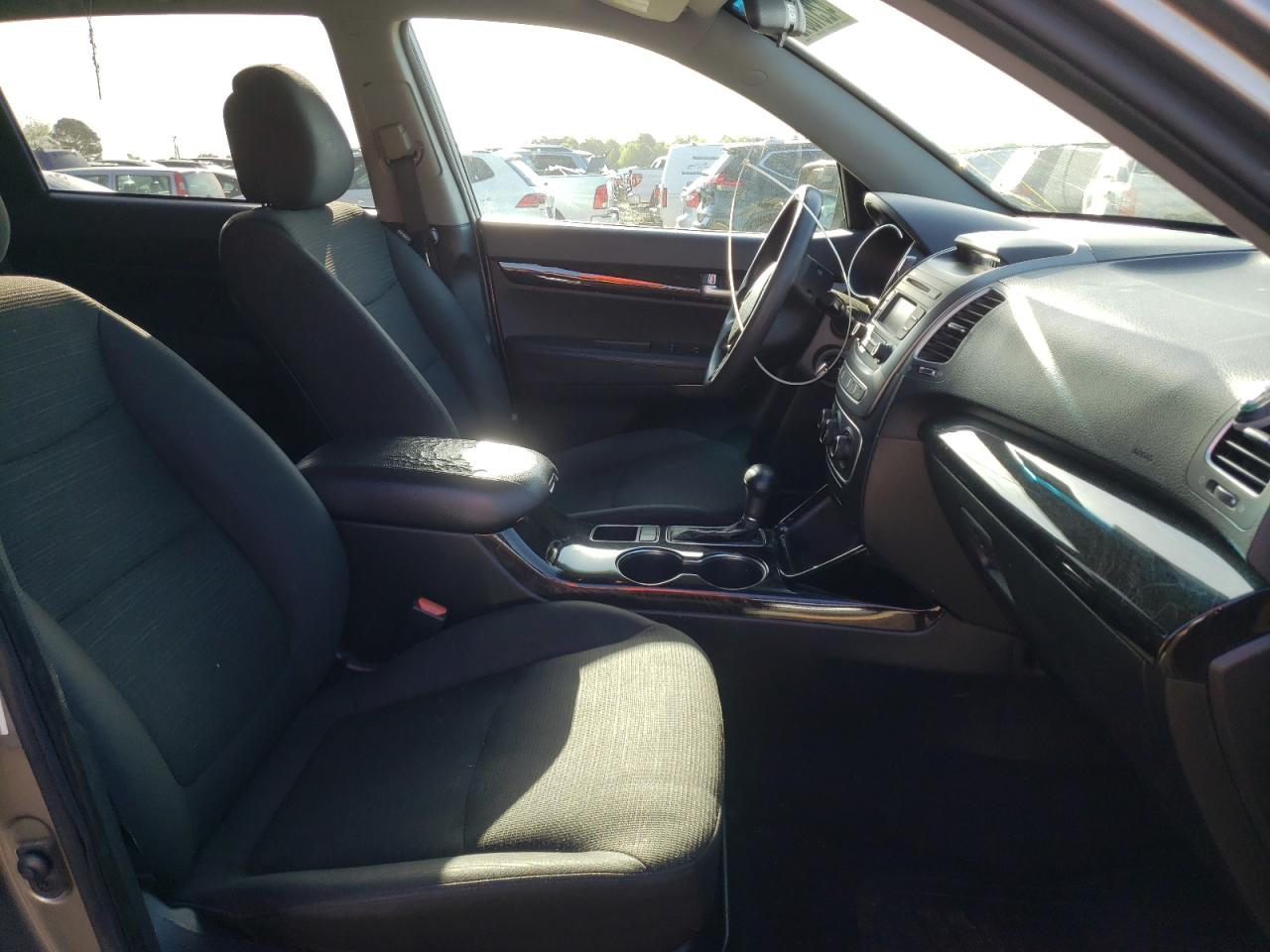 Photo 5 from auction – 2015 KIA SORENTO LX with VIN 5XYKT3A68FG626466