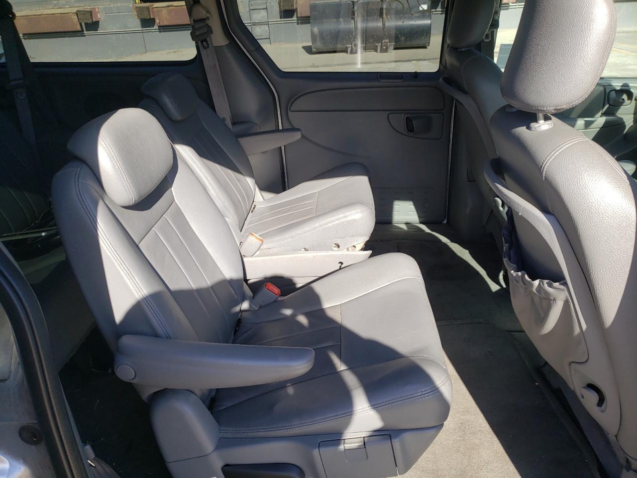 Photo 6 from auction – 2005 CHRYSLER TOWN & COU with VIN 2C4GP54L85R204098