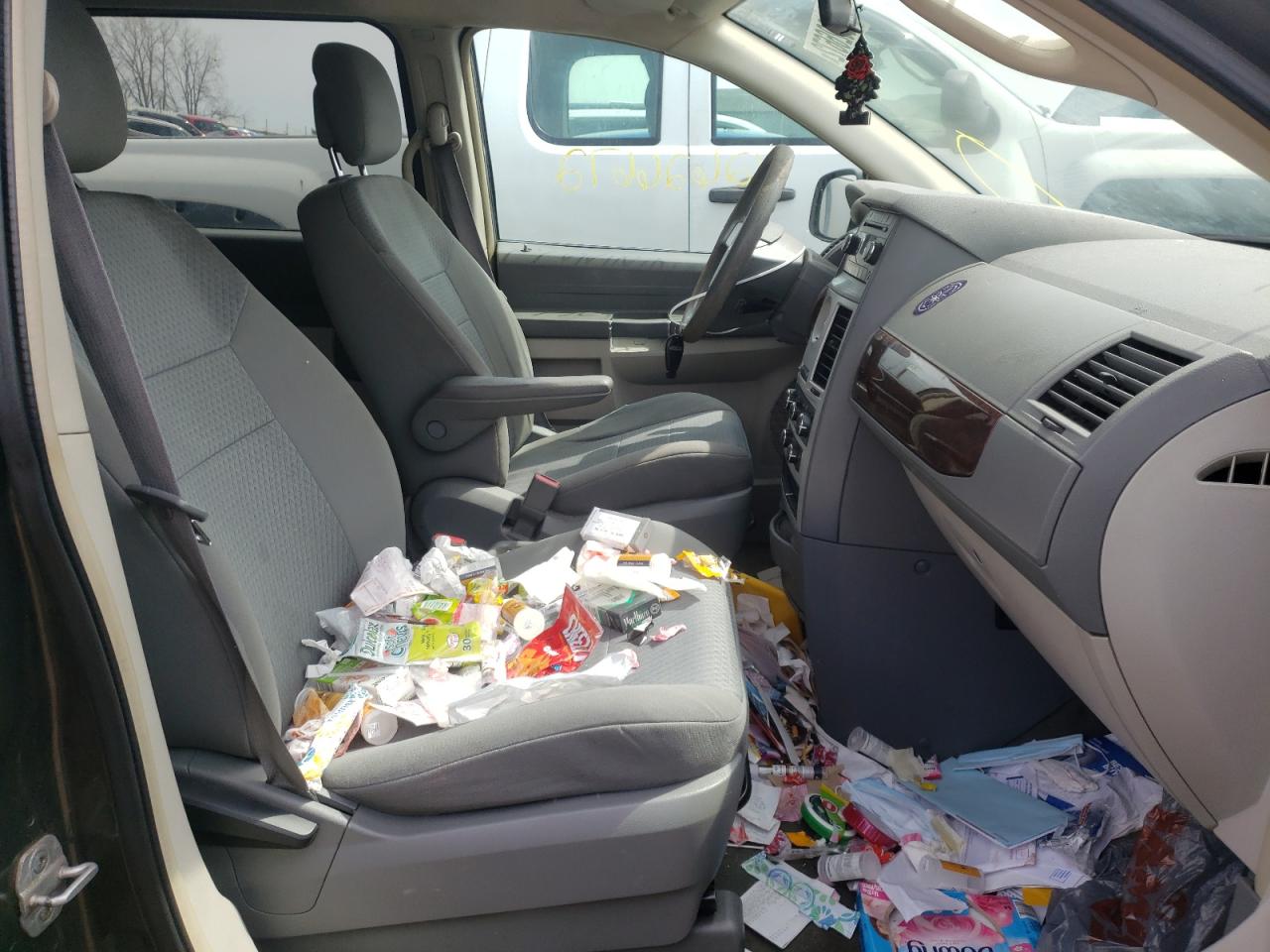 Photo 5 from auction – 2010 CHRYSLER TOWN & COU with VIN 2A4RR4DE8AR381852