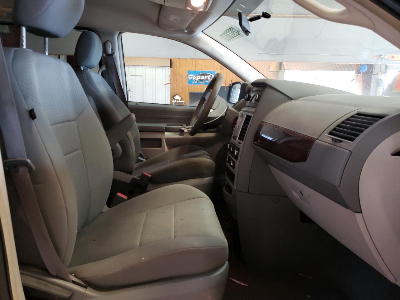 Photo 5 from auction – 2009 CHRYSLER TOWN & COU with VIN 2A8HR44E49R644392