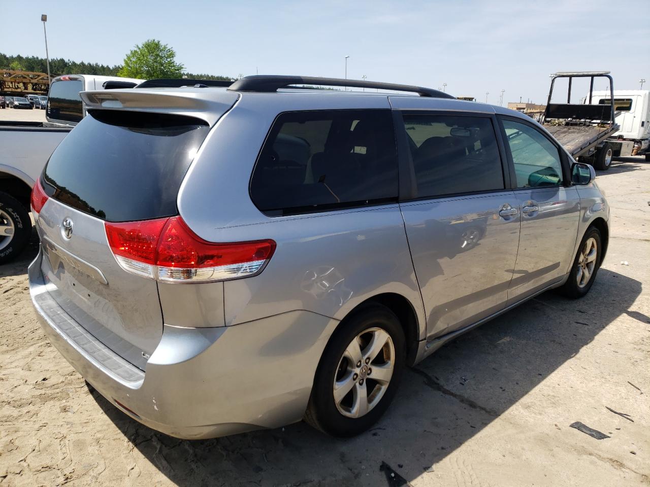 Photo 4 from auction – 2012 TOYOTA SIENNA LE with VIN 5TDKK3DC1CS178445