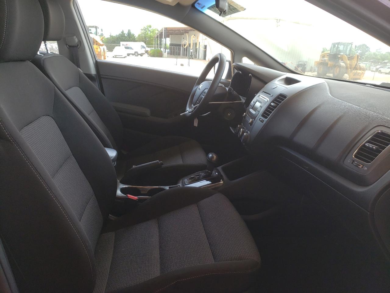 Photo 5 from auction – 2017 KIA FORTE LX with VIN 3KPFK4A75HE133203