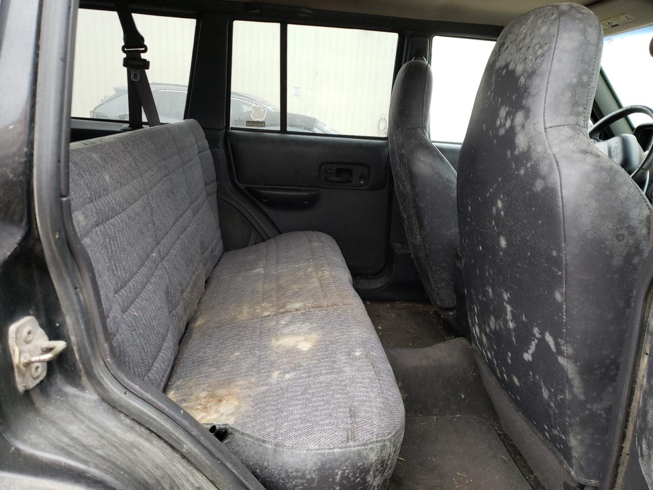 Photo 6 from auction – 2000 JEEP CHEROKEE S with VIN 1J4FF48S1YL159989