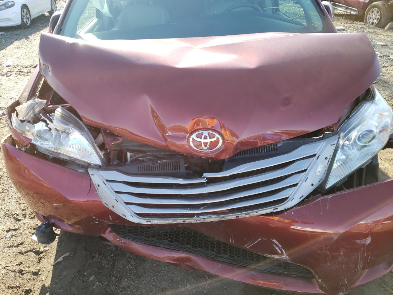Photo 7 from auction – 2017 TOYOTA SIENNA XLE with VIN 5TDYZ3DC1HS829330