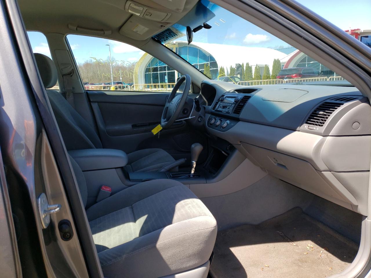 Photo 5 from auction – 2005 TOYOTA CAMRY LE with VIN 4T1BF32K45U590447