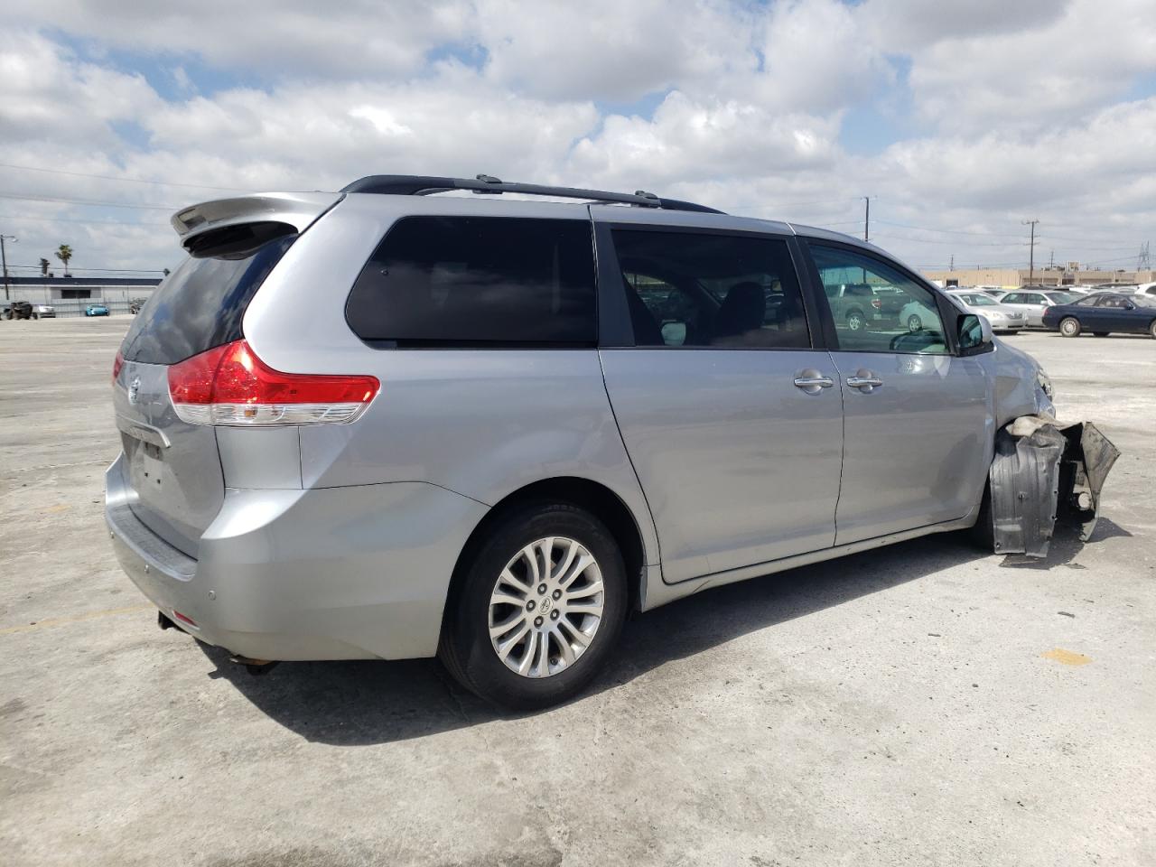 Photo 4 from auction – 2011 TOYOTA SIENNA XLE with VIN 5TDYK3DC3BS010458
