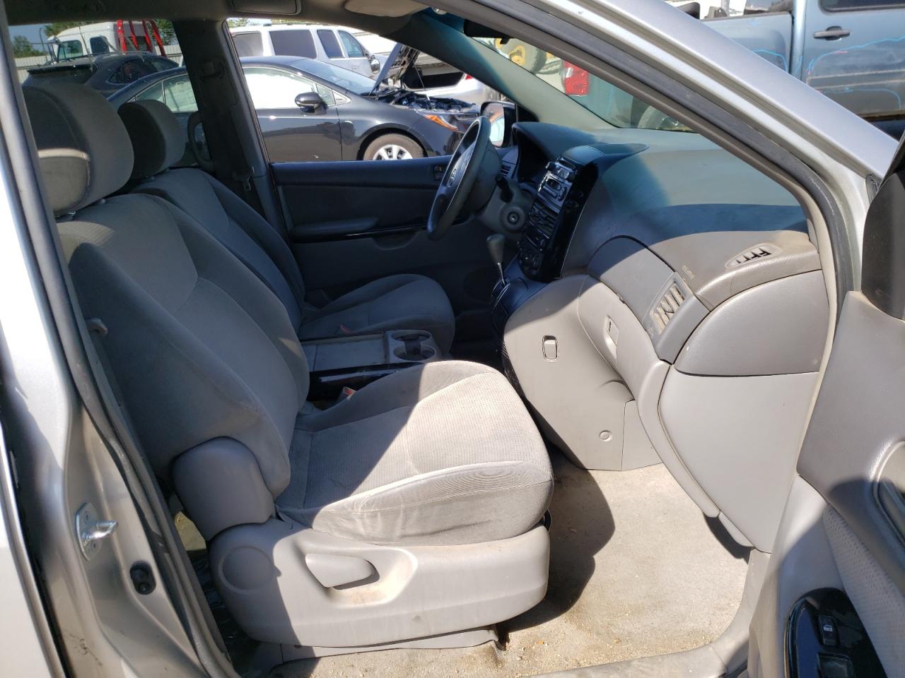 Photo 5 from auction – 2004 TOYOTA SIENNA CE with VIN 5TDZA23CX4S049456