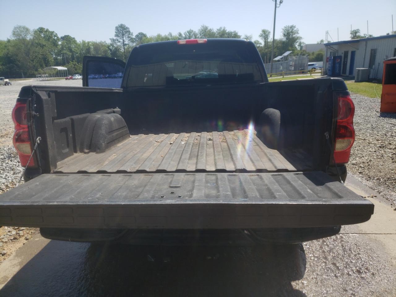 Photo 9 from auction – 2005 CHEVROLET SILVERADO with VIN 1GCEK19Z95Z230226