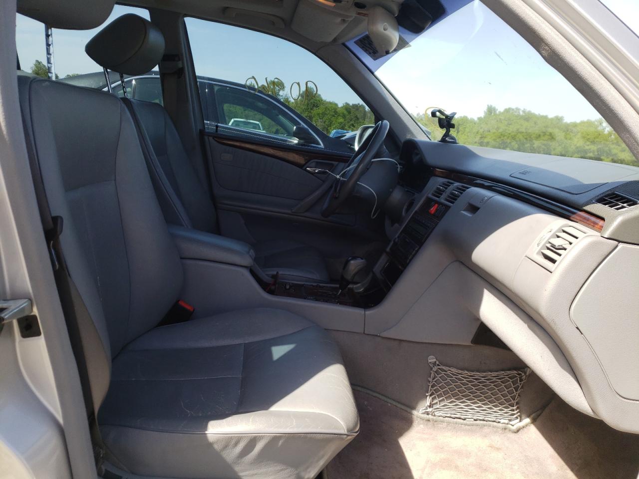 Photo 5 from auction – 2001 MERCEDES-BENZ E 320 with VIN WDBJF65J71B337597