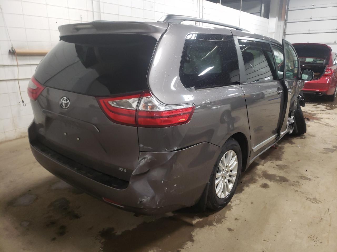 Photo 4 from auction – 2017 TOYOTA SIENNA XLE with VIN 5TDYZ3DC1HS810406