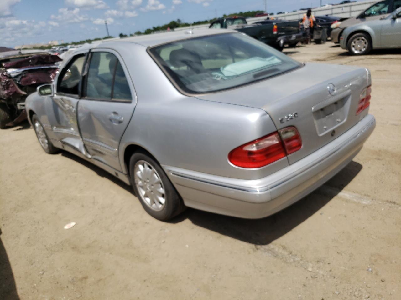 صورة رقم 3 من المزاد - 2000 MERCEDES-BENZ E 320 مع VIN WDBJF65J5YB053573