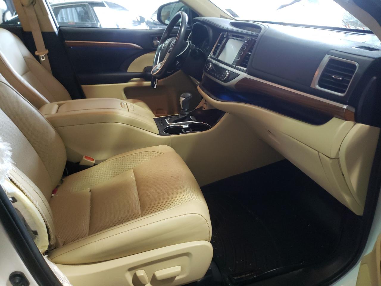 Photo 5 from auction – 2017 TOYOTA HIGHLANDER with VIN 5TDYZRFH8HS220232