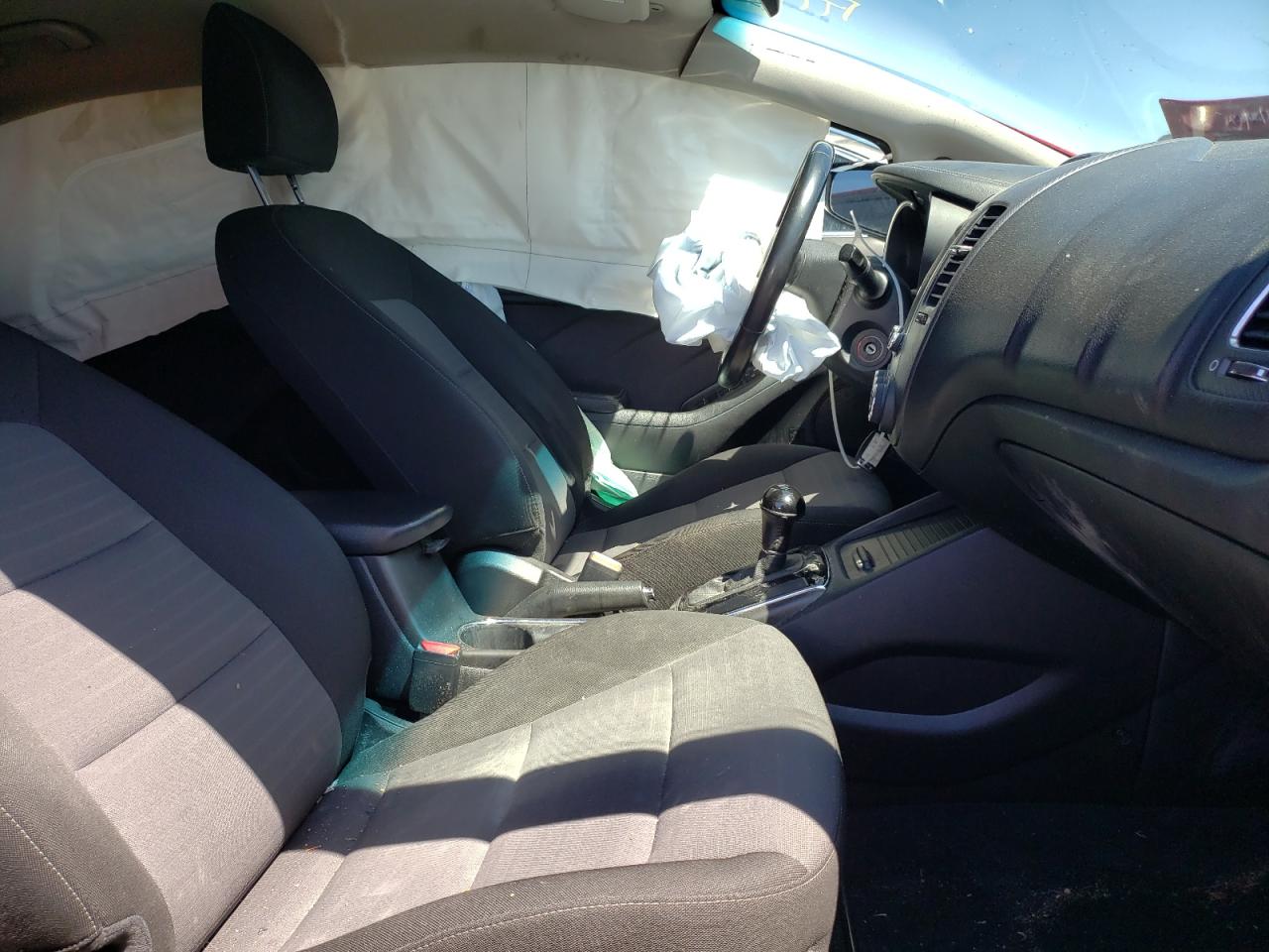 Photo 5 from auction – 2017 KIA FORTE LX with VIN 3KPFL4A73HE106532