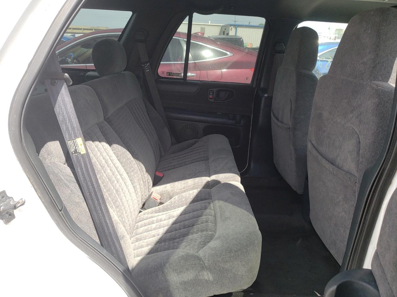 Photo 6 from auction – 2002 CHEVROLET BLAZER with VIN 1GNDT13W82K170541