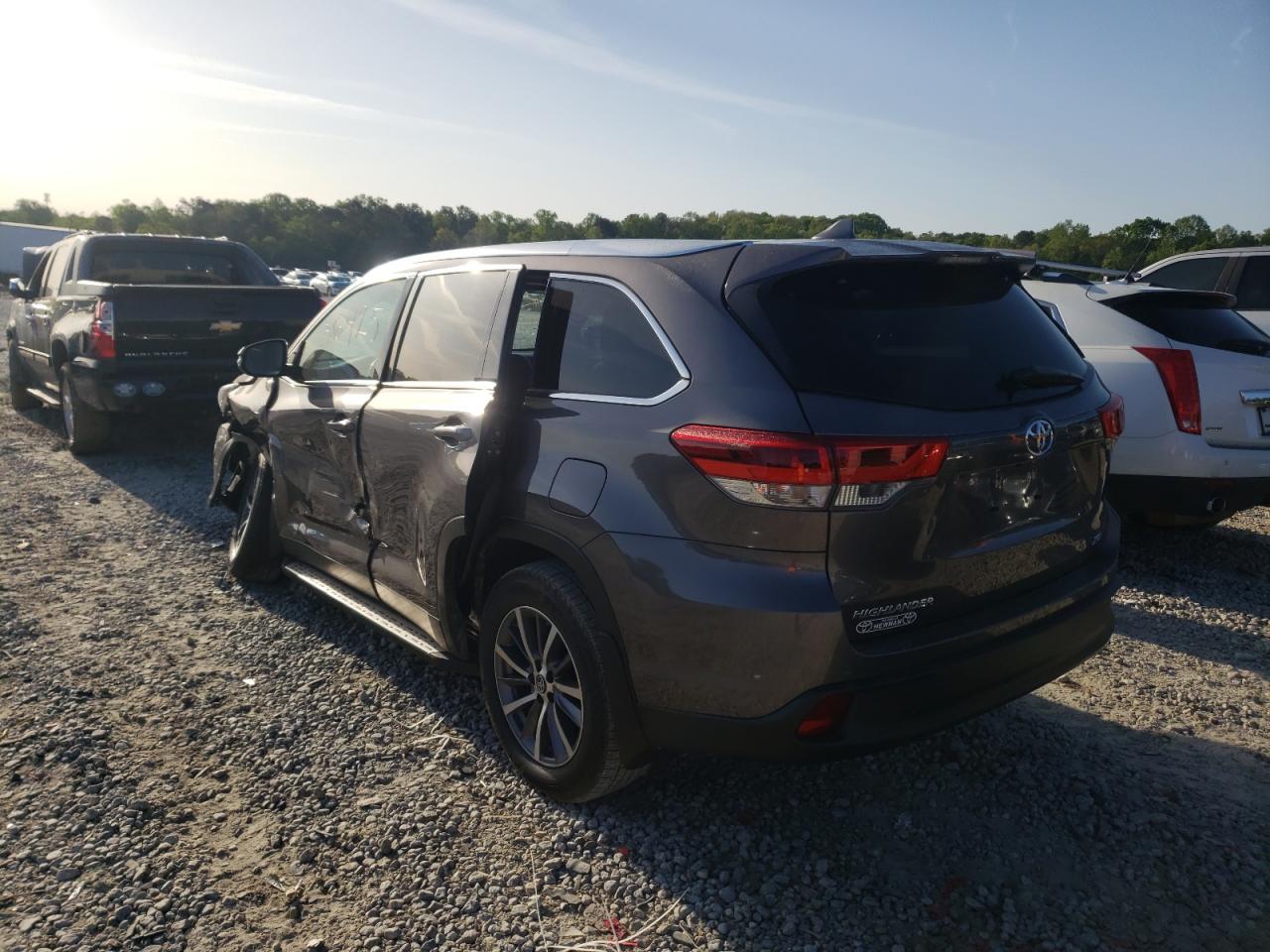 Photo 3 from auction – 2019 TOYOTA HIGHLANDER with VIN 5TDKZRFH5KS555476