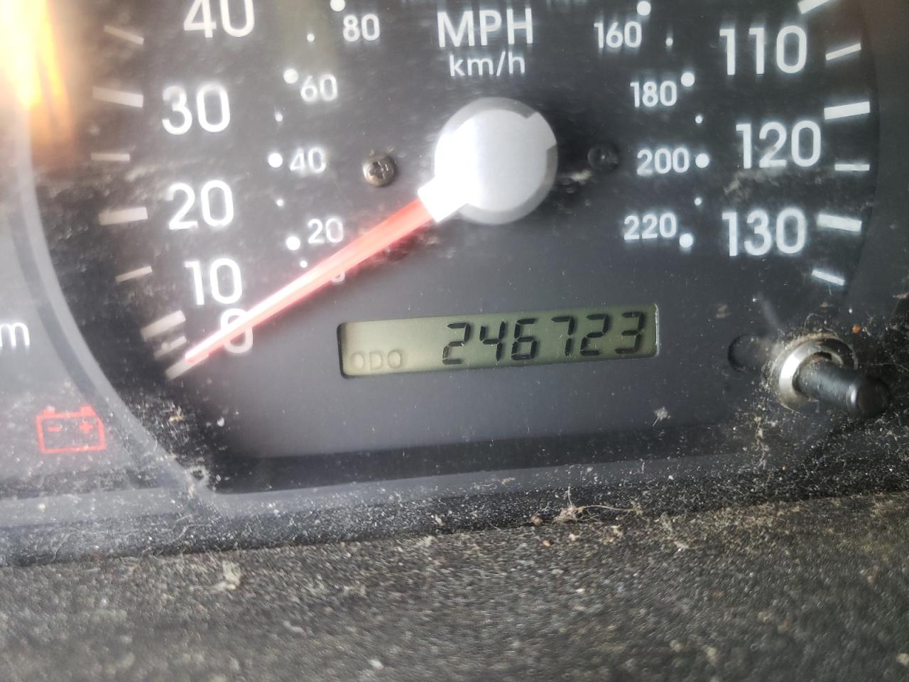 Photo 8 from auction – 2004 KIA SORENTO EX with VIN KNDJD733445308224