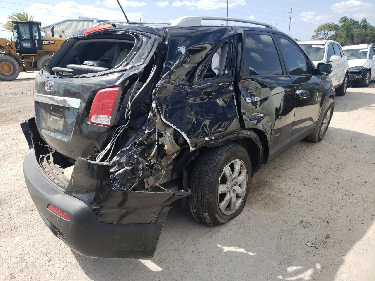 Photo 4 from auction – 2013 KIA SORENTO LX with VIN 5XYKTDA27DG327552