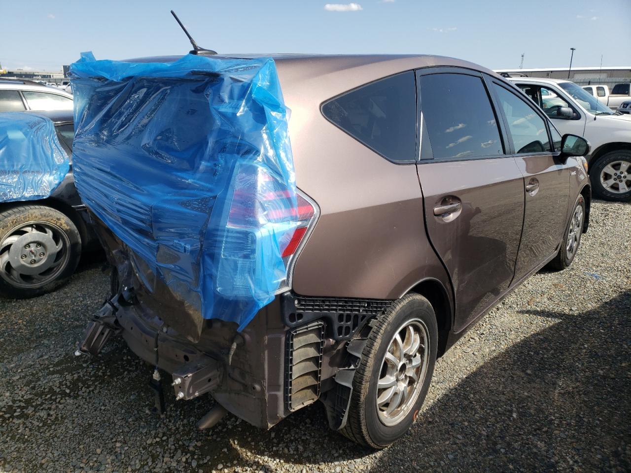 Photo 4 from auction – 2015 TOYOTA PRIUS V with VIN JTDZN3EU3FJ035768