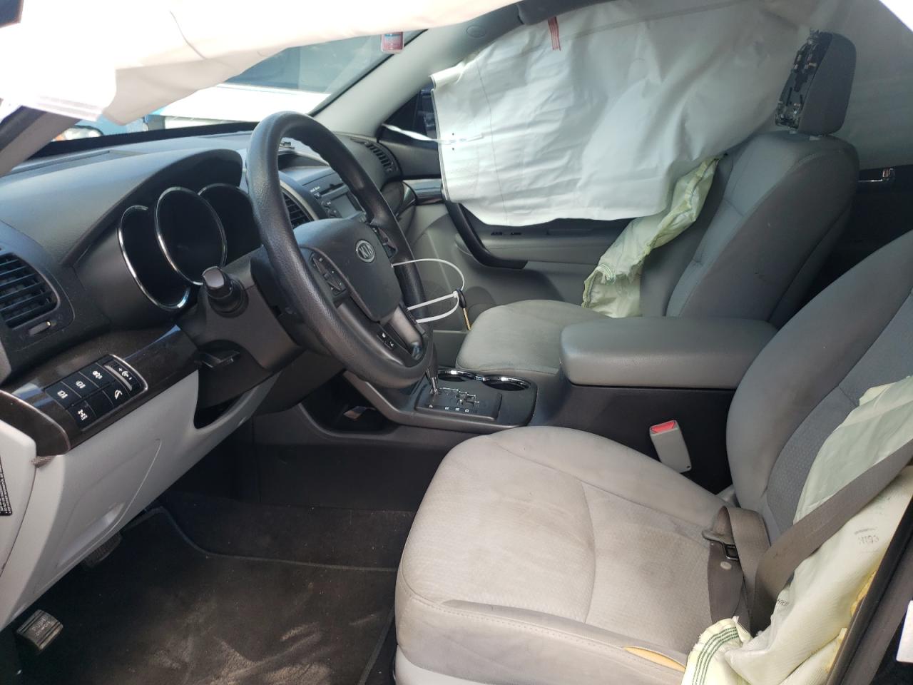 Photo 5 from auction – 2013 KIA SORENTO LX with VIN 5XYKTDA27DG327552