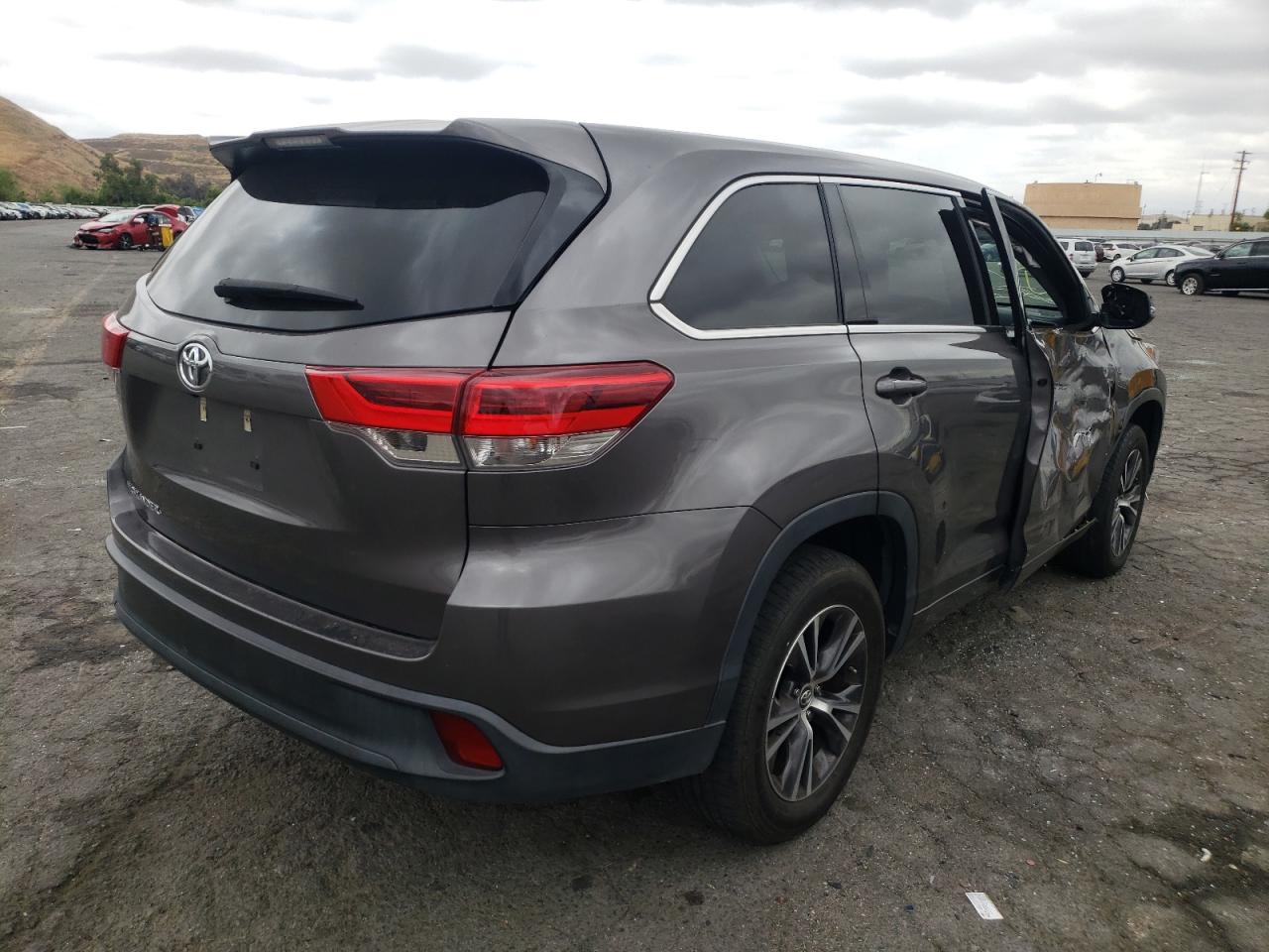 Photo 4 from auction – 2018 TOYOTA HIGHLANDER with VIN 5TDZZRFH6JS258472
