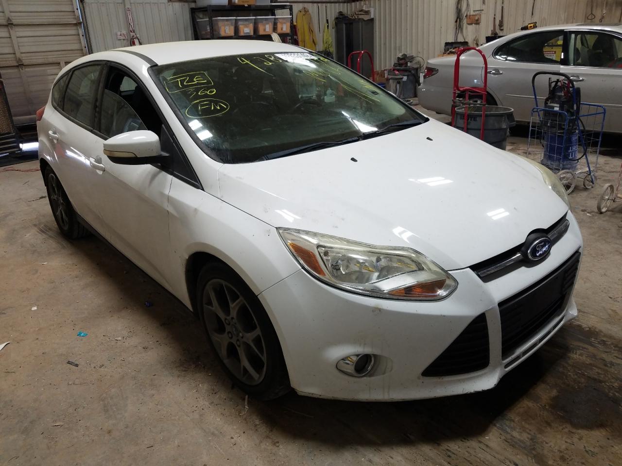 FORD FOCUS SE 2013 مع رقم تعريف المركبة 1FADP3K28DL138974 - صورة من المزاد