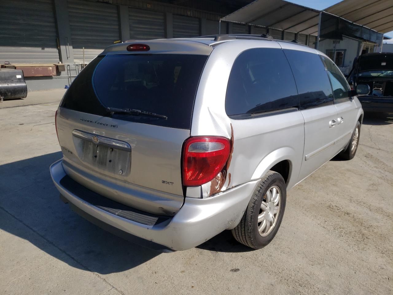 Photo 4 from auction – 2005 CHRYSLER TOWN & COU with VIN 2C4GP54L85R204098