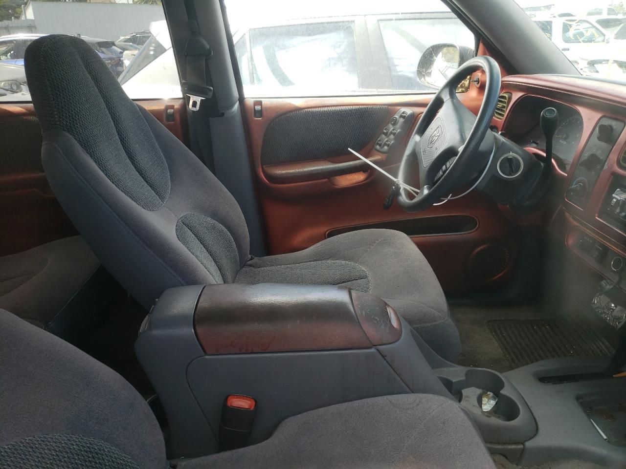 Photo 5 from auction – 2000 DODGE DURANGO with VIN 1B4HS28N8YF136312