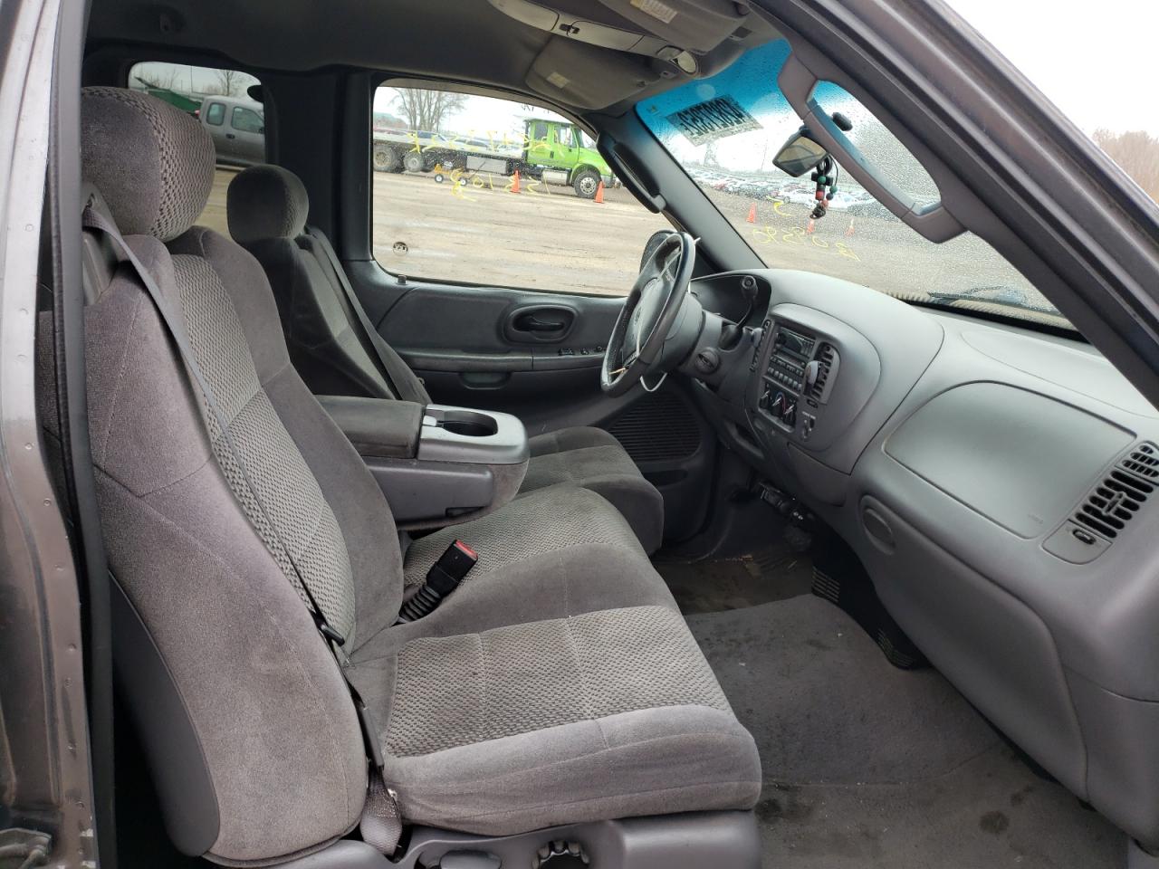 Photo 5 from auction – 2002 FORD F150 with VIN 1FTRX17L02NB09590