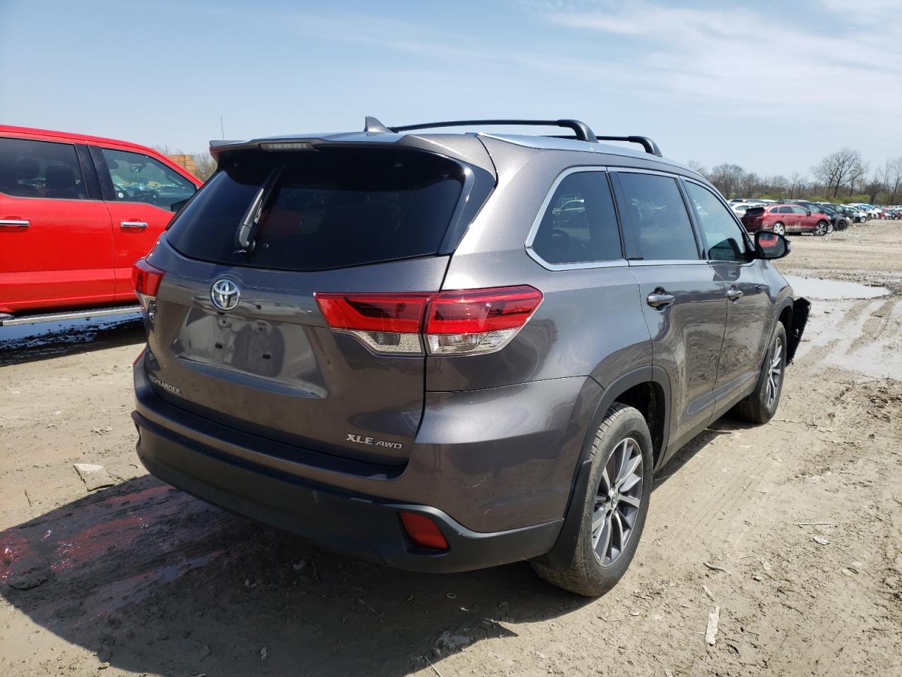 Photo 4 from auction – 2019 TOYOTA HIGHLANDER with VIN 5TDJZRFH8KS583607